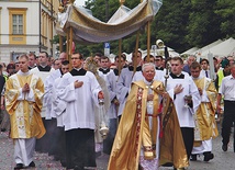 W wędrówce za Jezusem Eucharystycznym, którą prowadził metropolita, uczestniczyło kilka tysięcy osób.