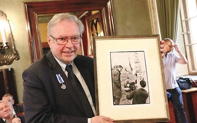 Jubilat z odbitką fotografii sprzed 60 lat, przedstawiającą go (po lewej) na planie kręconego w Nowej Hucie debiutanckiego filmu fabularnego „Cement i słowa”.  Obok niego Wojciech Plewiński i Maria Przybylska.