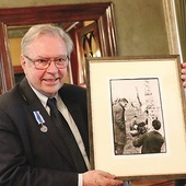 Jubilat z odbitką fotografii sprzed 60 lat, przedstawiającą go (po lewej) na planie kręconego w Nowej Hucie debiutanckiego filmu fabularnego „Cement i słowa”.  Obok niego Wojciech Plewiński i Maria Przybylska.