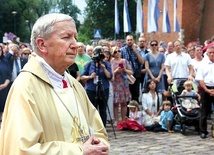 – Nie chcę kopcić, ale świecić  – mówi o swojej posłudze  biskup Jan.