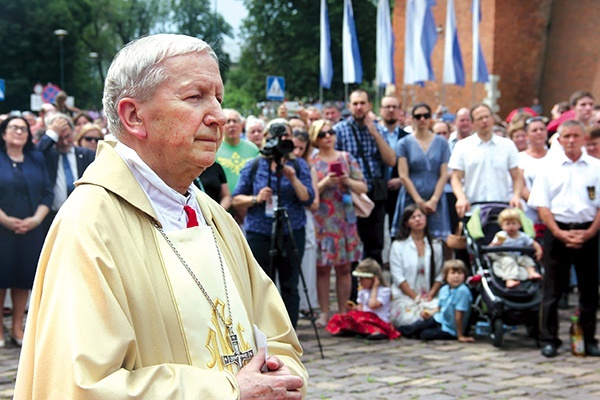 – Nie chcę kopcić, ale świecić  – mówi o swojej posłudze  biskup Jan.