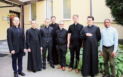 Rada seniorów wraz z dyrektorem o. Mirosławem Chmielewskim (piąty od lewej).