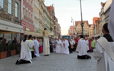 Niezwykłym momentem było błogosławieństwo Najświętszym Sakramentem osób zgromadzonych na wrocławskim rynku.