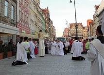 Niezwykłym momentem było błogosławieństwo Najświętszym Sakramentem osób zgromadzonych na wrocławskim rynku.