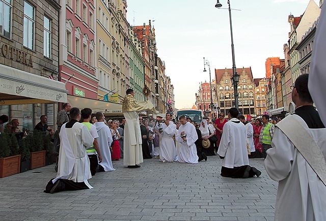 Niezwykłym momentem było błogosławieństwo Najświętszym Sakramentem osób zgromadzonych na wrocławskim rynku.