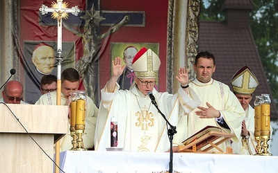 Na zakończenie Mszy św. bp Piotr Libera udzielił papieskiego błogosławieństwa i związanego z nim przywileju odpustu zupełnego.