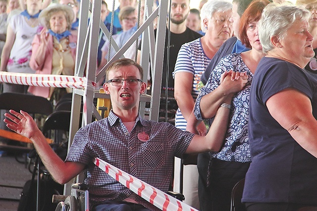 Wspólna modlitwa w dużej grupie jest dla uczestników ważnym przeżyciem.