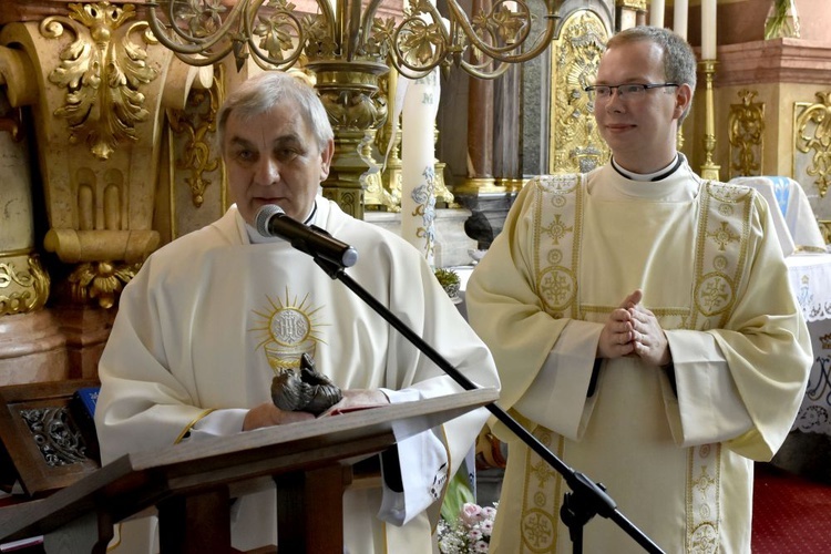 Wręczenie statuetki ks. Edwardowi Szajdzie