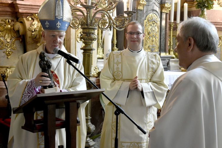 Wręczenie statuetki ks. Edwardowi Szajdzie