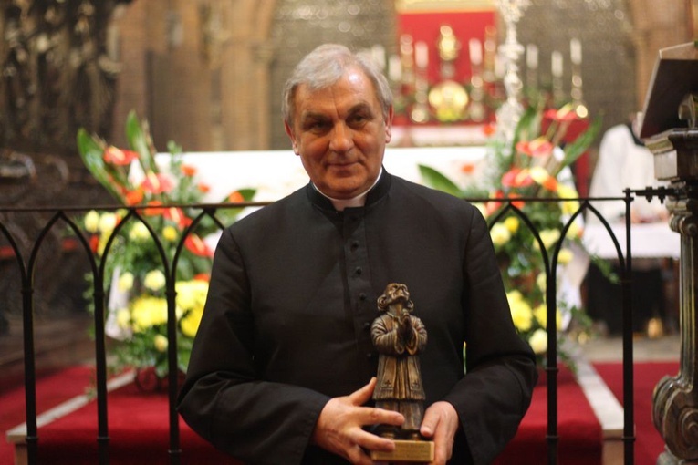 Wręczenie statuetki ks. Edwardowi Szajdzie