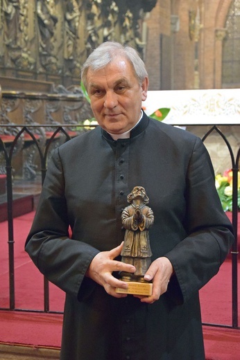 Wręczenie statuetki ks. Edwardowi Szajdzie