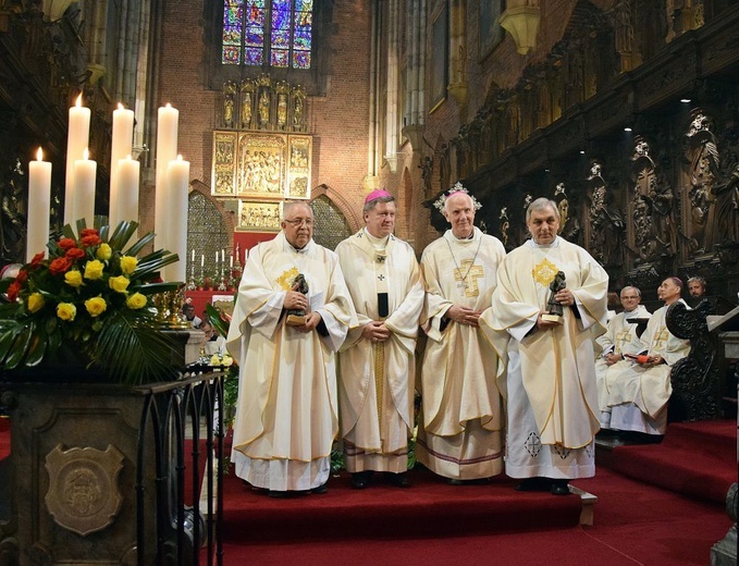 Wręczenie statuetki ks. Edwardowi Szajdzie