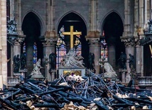 Wnętrze katedry Notre Dame po pożarze