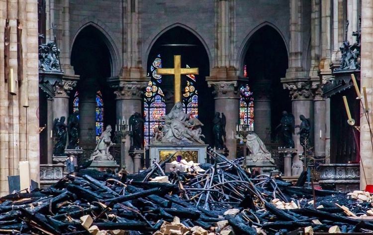 Wnętrze katedry Notre Dame po pożarze