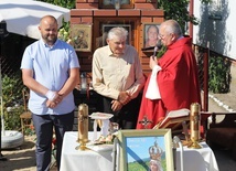 Stanisław Dańczak (w środku) kapliczkę wzniósł z myślą o zmarłej małżonce.