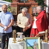 Stanisław Dańczak (w środku) kapliczkę wzniósł z myślą o zmarłej małżonce.