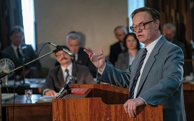Walery Legasow, szef komisji badającej przyczyny katastrofy, składa zeznania w sądzie.