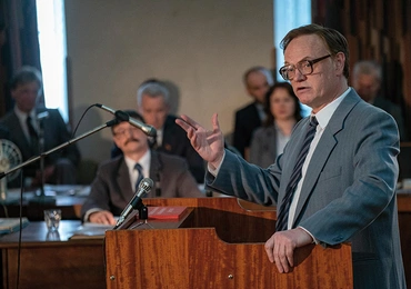 Walery Legasow, szef komisji badającej przyczyny katastrofy, składa zeznania w sądzie.