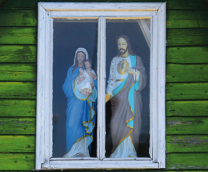 „Religine atributika ir suvenyrai”, czyli 101 pielgrzymich drobiazgów, mieszczą się nie w blaszanych budach,  ale w drewnianych chatach.