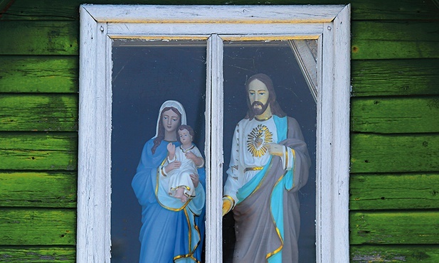 „Religine atributika ir suvenyrai”, czyli 101 pielgrzymich drobiazgów, mieszczą się nie w blaszanych budach,  ale w drewnianych chatach.