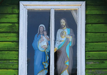 „Religine atributika ir suvenyrai”, czyli 101 pielgrzymich drobiazgów, mieszczą się nie w blaszanych budach,  ale w drewnianych chatach.