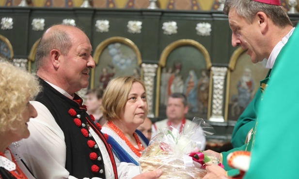 Delegacja Związku Podhalan w procesji z darami w żywieckiej konkatedrze.
