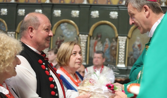 Delegacja Związku Podhalan w procesji z darami w żywieckiej konkatedrze.