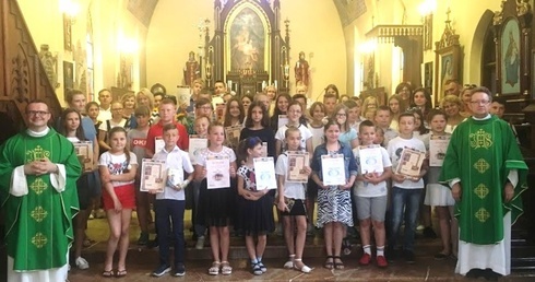 Po zakończonej Eucharystii ks. Jacek Kucharski (z prawej) i ks. Michał Faryna z uczniami-studentami ich wykładowcami i opiekunami.