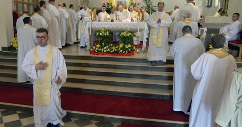 Młodzi mówią, że chcą modlić się za kapłanów, którzy pomagają im na co dzień, ale również o tych, którzy potrzebują modlitewnej pomocy.