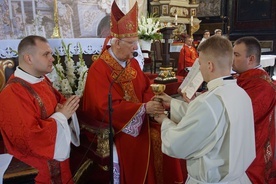 Każdy z alumnów symbolicznie przyjmował kielich z komunikantami.