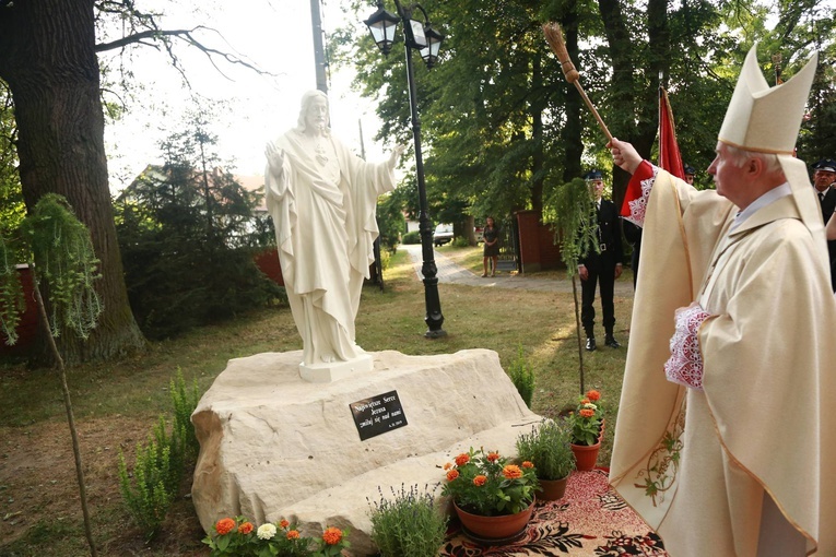 Figura Serca Jezusa w Oleśnie