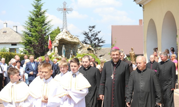 Po Mszy św. odbyło się odsłonięcie tablicy upamiętniającej 7 wieków istnienia Pietrzykowic