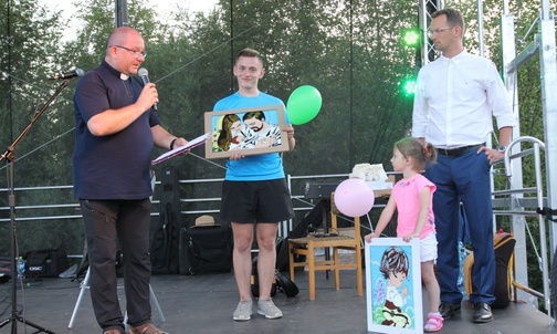 Mała Maja odbiera nagrodę za pomysł imienia Chmurka dla jednej z owieczek księdza proboszcza.