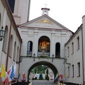Skarżyska Ostra Brama jest jedyną w Polsce wierną kopią tej z Wilna. Korony, włożone na wizerunek, poświęcił na Watykanie papież Jan Paweł II.