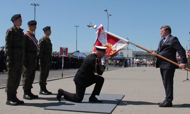 W trakcie uroczystości nastąpiło wręczenie sztandaru Morskiej Jednostce Rakietowej im. komandora Zbigniewa Przybyszewskiego.