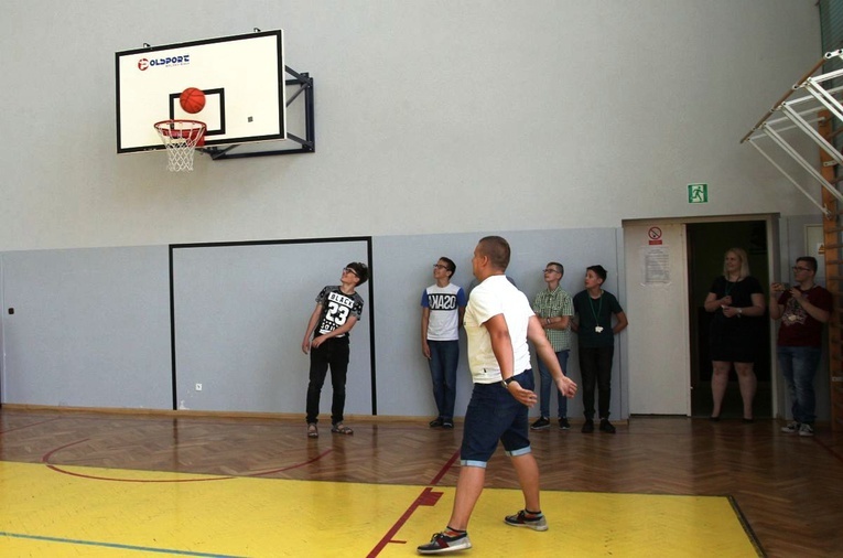 Bp Piotr Greger u oazowiczów III stp. OND w Juszczynie