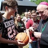 Autograf biskupa, pasjonata koszykówki, dla oazowiczów-koszykarzy z Juszczyny.