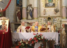 Modlitwom przy królewskim wizerunku MB Kazimierzowskiej przewodniczył kard. Stanisław Dziwisz.