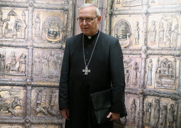 - Idę za nas wszystkich się modlić - mówi bp Piotr Libera, który rozpoczyna szczególny czas skupienia, modlitwy i samotności w klasztorze kamedułów k. Krakowa.