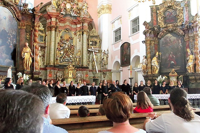 Lubomierska świątynia  jest nie tylko piękna, ale też świetnie nadaje się do koncertów chóralnych. 