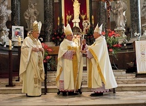 Abp Celestino Migliore wręcza bp. Zbigniewowi symbol posługi biskupów legnickich. 
