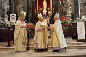 Abp Celestino Migliore wręcza bp. Zbigniewowi symbol posługi biskupów legnickich. 