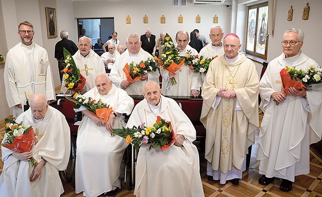 ▲	26 czerwca ośmiu mieszkańców DKE świętowało jubileusze święceń.