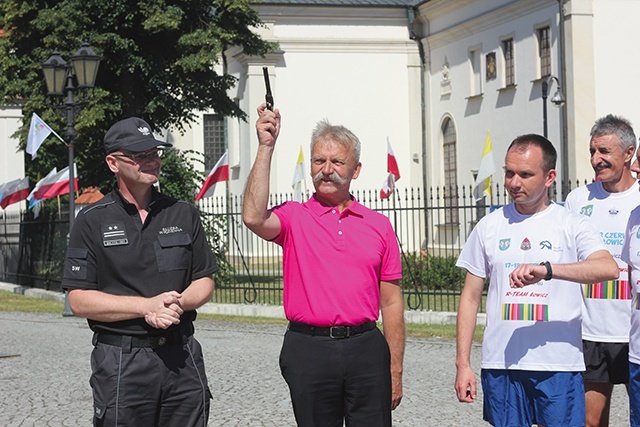 Sygnał do rozpoczęcia dał burmistrz Łowicza Krzysztof Jan Kaliński.