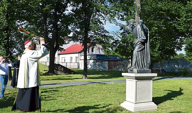 Figurę, która od wieków stoi przed sanktuarium, poświęcił  bp Dziuba.