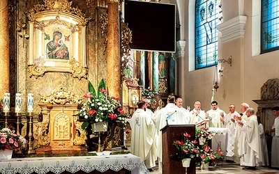 ▼	Eucharystia w kościele Podwyższenia Krzyża Świętego przy otoczonej czcią ikonie.