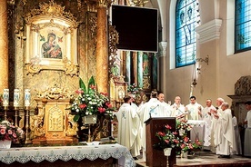 ▼	Eucharystia w kościele Podwyższenia Krzyża Świętego przy otoczonej czcią ikonie.