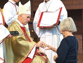 Obrączka to jeden  ze znaków przynależności do stanu wdów 