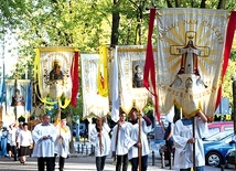 Procesja z Najświętszym Sakramentem przeszła przed bazyliką NSPJ.