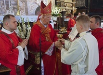 ▲	Symboliczne przyjęcie naczynia liturgicznego z komunikantami.